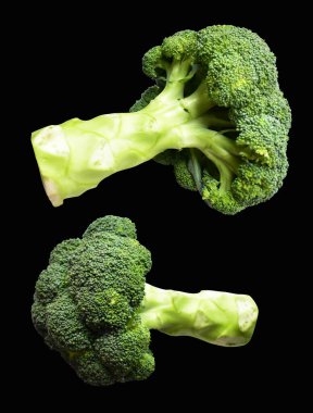 Brokoli ya da karnabahar kesme yolu ile izole siyah arka plan, gölge yok, yemek malzemeleri, sağlıklı sebzeler