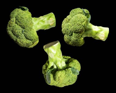 Brokoli ya da karnabahar kesme yolu ile izole siyah arka plan, gölge yok, yemek malzemeleri, sağlıklı sebzeler