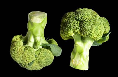 Brokoli ya da karnabahar kesme yolu ile izole siyah arka plan, gölge yok, yemek malzemeleri, sağlıklı sebzeler