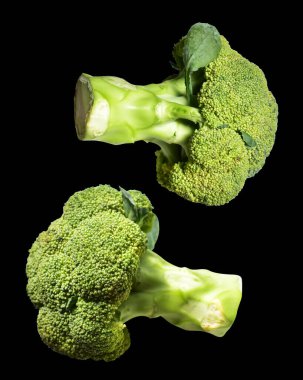 Brokoli ya da karnabahar kesme yolu ile izole siyah arka plan, gölge yok, yemek malzemeleri, sağlıklı sebzeler