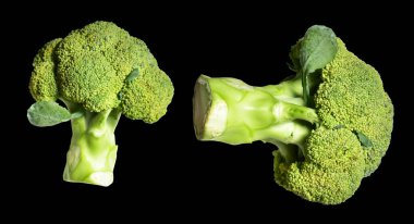 Brokoli ya da karnabahar kesme yolu ile izole siyah arka plan, gölge yok, yemek malzemeleri, sağlıklı sebzeler