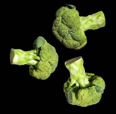 Brokoli ya da karnabahar kesme yolu ile izole siyah arka plan, gölge yok, yemek malzemeleri, sağlıklı sebzeler