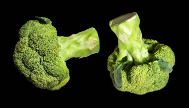 Brokoli ya da karnabahar kesme yolu ile izole siyah arka plan, gölge yok, yemek malzemeleri, sağlıklı sebzeler