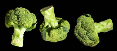 Brokoli ya da karnabahar kesme yolu ile izole siyah arka plan, gölge yok, yemek malzemeleri, sağlıklı sebzeler