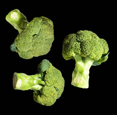 Brokoli ya da karnabahar kesme yolu ile izole siyah arka plan, gölge yok, yemek malzemeleri, sağlıklı sebzeler