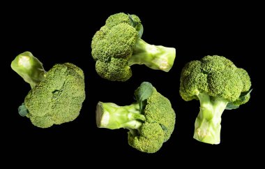 Brokoli ya da karnabahar kesme yolu ile izole siyah arka plan, gölge yok, yemek malzemeleri, sağlıklı sebzeler