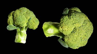 Brokoli ya da karnabahar kesme yolu ile izole siyah arka plan, gölge yok, yemek malzemeleri, sağlıklı sebzeler