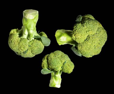 Brokoli ya da karnabahar kesme yolu ile izole siyah arka plan, gölge yok, yemek malzemeleri, sağlıklı sebzeler