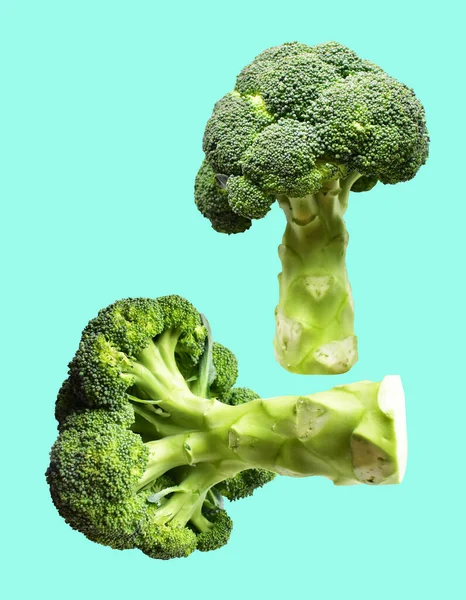 Brokoli Karnabahar Kesme Yolu Ile Izole Edilmiş Yeşil Arka Plan — Stok fotoğraf