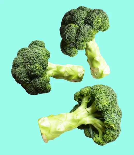 Brokolice Nebo Květák Izolované Výstřižkem Cesta Zakořeněné Pozadí Žádný Stín — Stock fotografie