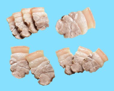 Kaynamış domuz eti dilimi ya da kırpma yolu ile izole edilmiş bir parça, açık mavi arka planda gölge yok, yemek malzemeleri