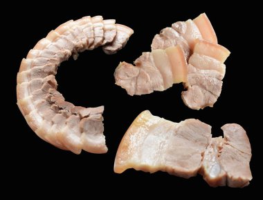 Kaynamış domuz eti dilimi ya da kırpma yolu ile izole edilmiş bir parça, siyah arka planda gölge yok, yemek malzemeleri