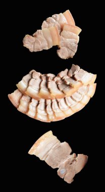 Kaynamış domuz eti dilimi ya da kırpma yolu ile izole edilmiş bir parça, siyah arka planda gölge yok, yemek malzemeleri