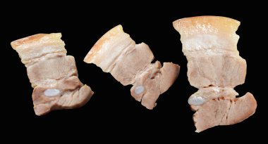 Kaynamış domuz eti dilimi ya da kırpma yolu ile izole edilmiş bir parça, siyah arka planda gölge yok, yemek malzemeleri