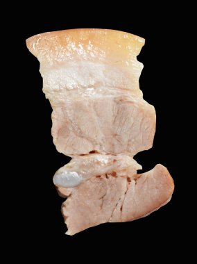 Kaynamış domuz eti dilimi ya da kırpma yolu ile izole edilmiş bir parça, siyah arka planda gölge yok, yemek malzemeleri