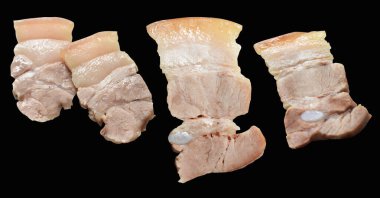 Kaynamış domuz eti dilimi ya da kırpma yolu ile izole edilmiş bir parça, siyah arka planda gölge yok, yemek malzemeleri