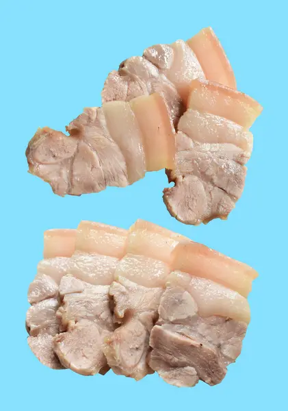 蒸熟的肚肉片或与切碎路径隔离的一块肉 无浅蓝色背景阴影 烹调配料 — 图库照片