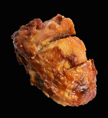 Kızarmış tavuk pirinci, kırpma yolu ile izole edilmiş, siyah arka planda gölge yok.