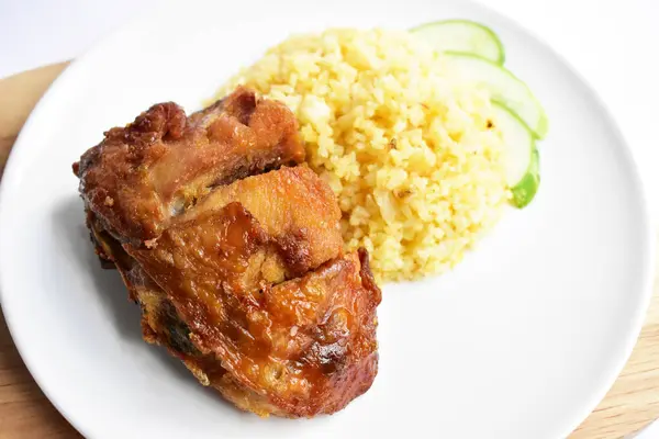 Nasi Ayam Goreng Diisolasi Pada Piring Putih Dengan Jalur Kliping — Stok Foto