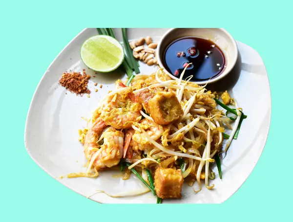 泰面与鲜虾分离 白菜与柠檬和酱汁分离 亚洲菜 没有绿色背景的剪影 — 图库照片