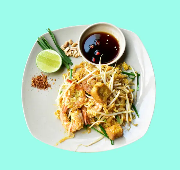 泰面与鲜虾分离 白菜与柠檬和酱汁分离 亚洲菜 没有绿色背景的剪影 — 图库照片