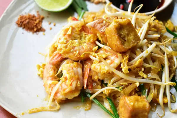 用鲜虾分离的泰面和柠檬酱汁的白菜 泰国风格 亚洲菜 — 图库照片
