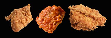 Kırpma yolu ile izole edilmiş kızarmış tavuk, siyah arka planda gölge yok, fast food