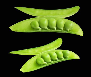 Kesme yolu olan yeşil bezelyeler, siyah arkaplanda gölge yok, yemek malzemesi