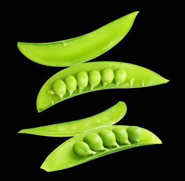 Kesme yolu olan yeşil bezelyeler, siyah arkaplanda gölge yok, yemek malzemesi