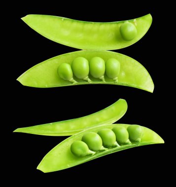 Kesme yolu olan yeşil bezelyeler, siyah arkaplanda gölge yok, yemek malzemesi