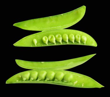 Kesme yolu olan yeşil bezelyeler, siyah arkaplanda gölge yok, yemek malzemesi