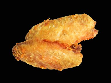 Kızarmış tavuk kanadı kırpma yolu ile izole edilmiş, siyah arka planda gölge yok, fast food