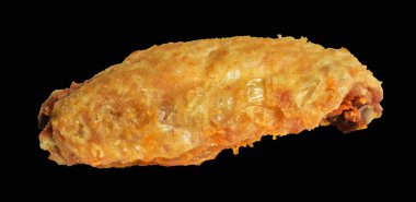 Kızarmış tavuk kanadı kırpma yolu ile izole edilmiş, siyah arka planda gölge yok, fast food