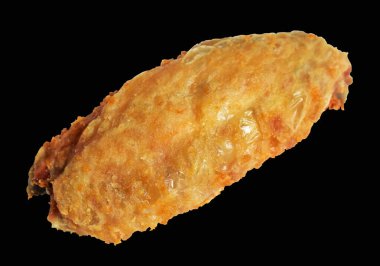 Kızarmış tavuk kanadı kırpma yolu ile izole edilmiş, siyah arka planda gölge yok, fast food
