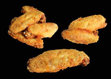 Kızarmış tavuk kanadı kırpma yolu ile izole edilmiş, siyah arka planda gölge yok, fast food