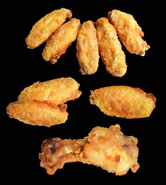 Kızarmış tavuk kanadı kırpma yolu ile izole edilmiş, siyah arka planda gölge yok, fast food