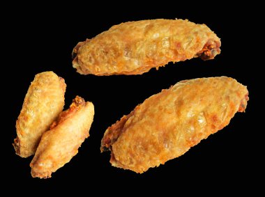 Kızarmış tavuk kanadı kırpma yolu ile izole edilmiş, siyah arka planda gölge yok, fast food