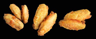 Kızarmış tavuk kanadı kırpma yolu ile izole edilmiş, siyah arka planda gölge yok, fast food