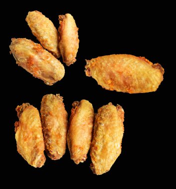 Kızarmış tavuk kanadı kırpma yolu ile izole edilmiş, siyah arka planda gölge yok, fast food