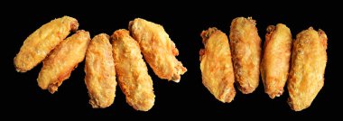 Kızarmış tavuk kanadı kırpma yolu ile izole edilmiş, siyah arka planda gölge yok, fast food