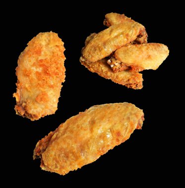 Kızarmış tavuk kanadı kırpma yolu ile izole edilmiş, siyah arka planda gölge yok, fast food