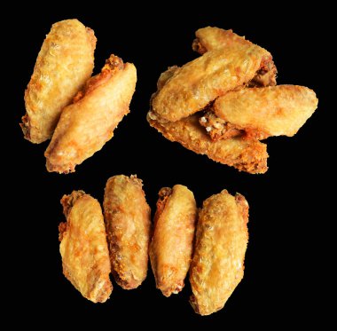 Kızarmış tavuk kanadı kırpma yolu ile izole edilmiş, siyah arka planda gölge yok, fast food