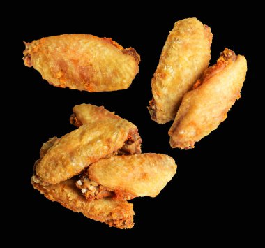 Kızarmış tavuk kanadı kırpma yolu ile izole edilmiş, siyah arka planda gölge yok, fast food