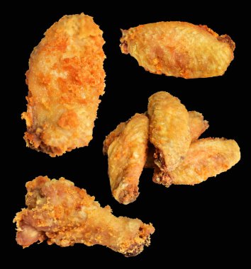 Kızarmış tavuk kanadı kırpma yolu ile izole edilmiş, siyah arka planda gölge yok, fast food