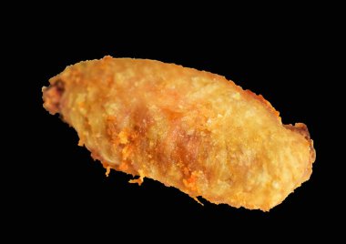 Kızarmış tavuk kanadı kırpma yolu ile izole edilmiş, siyah arka planda gölge yok, fast food