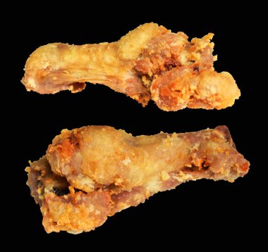 Kızarmış tavuk kanadı kırpma yolu ile izole edilmiş, siyah arka planda gölge yok, fast food