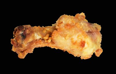 Kızarmış tavuk kanadı kırpma yolu ile izole edilmiş, siyah arka planda gölge yok, fast food