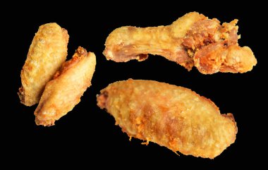 Kızarmış tavuk kanadı kırpma yolu ile izole edilmiş, siyah arka planda gölge yok, fast food