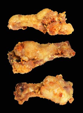 Kızarmış tavuk kanadı kırpma yolu ile izole edilmiş, siyah arka planda gölge yok, fast food