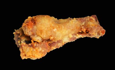 Kızarmış tavuk kanadı kırpma yolu ile izole edilmiş, siyah arka planda gölge yok, fast food